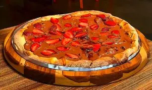 Pizza de chocolate com morangos